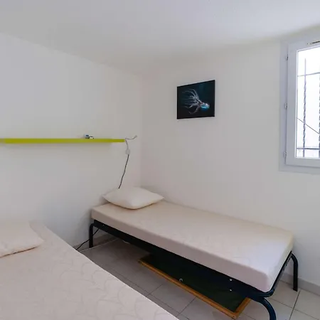 3 Pieces Avec Piscine, Terrasse Et Parking Privatif A Gruissan, Proche Plages Et Commerces - Fr-1-409-217