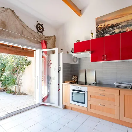 3 Pieces Avec Piscine, Terrasse Et Parking Privatif A Gruissan, Proche Plages Et Commerces - Fr-1-409-217