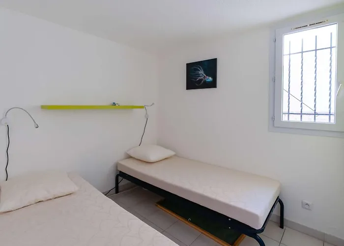 3 Pièces Avec Piscine, Terrasse Et Parking Privatif à Gruissan, Proche Plages Et Commerces - Fr-1-409-217