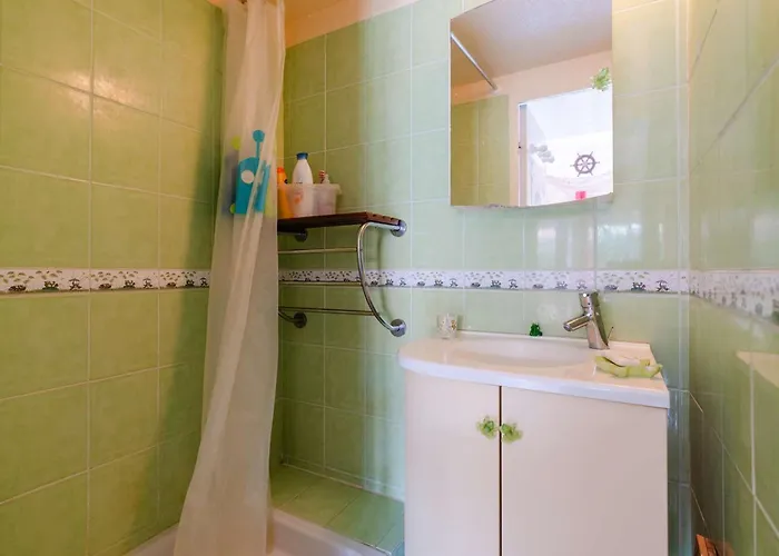 3 Pièces Avec Piscine, Terrasse Et Parking Privatif à Gruissan, Proche Plages Et Commerces - Fr-1-409-217 Villa *