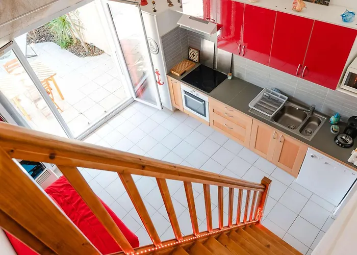 3 Pièces Avec Piscine, Terrasse Et Parking Privatif à Gruissan, Proche Plages Et Commerces - Fr-1-409-217 Villa *