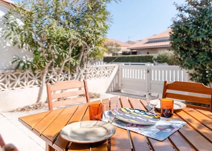 3 Pièces Avec Piscine, Terrasse Et Parking Privatif à Gruissan, Proche Plages Et Commerces - Fr-1-409-217 Villa Gruissan