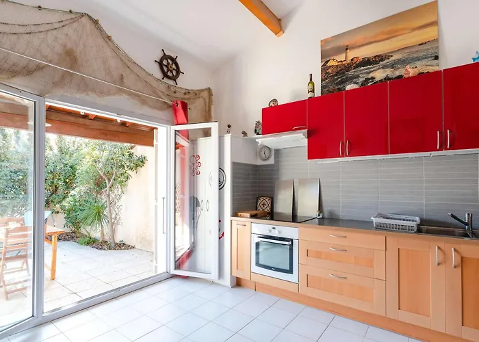 3 Pièces Avec Piscine, Terrasse Et Parking Privatif à Gruissan, Proche Plages Et Commerces - Fr-1-409-217