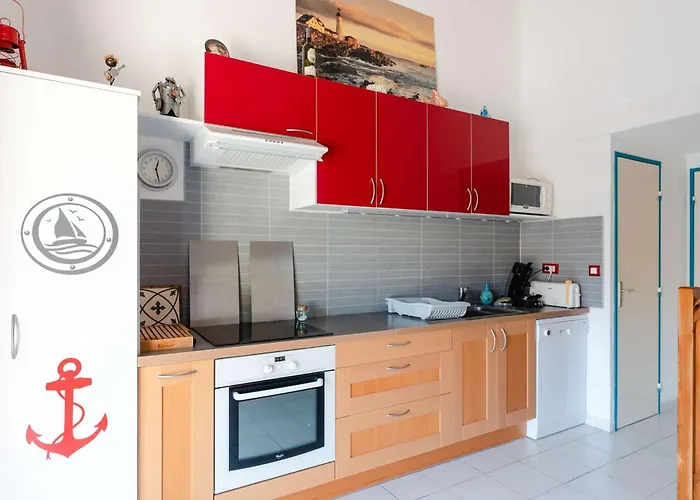 Villa 3 Pièces Avec Piscine, Terrasse Et Parking Privatif à Gruissan, Proche Plages Et Commerces - Fr-1-409-217 *