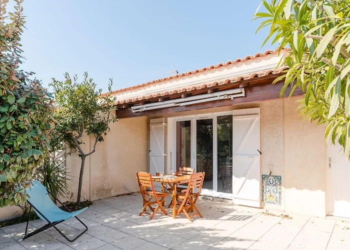 Villa 3 Pièces Avec Piscine, Terrasse Et Parking Privatif à Gruissan, Proche Plages Et Commerces - Fr-1-409-217