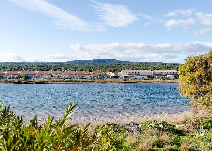 3 Pièces Avec Piscine, Terrasse Et Parking Privatif à Gruissan, Proche Plages Et Commerces - Fr-1-409-217